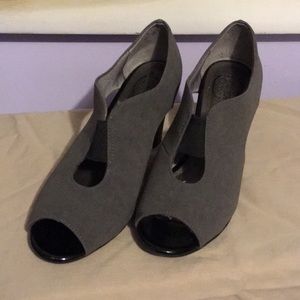 BRAND NEW 💕Peep toe black and gray heels